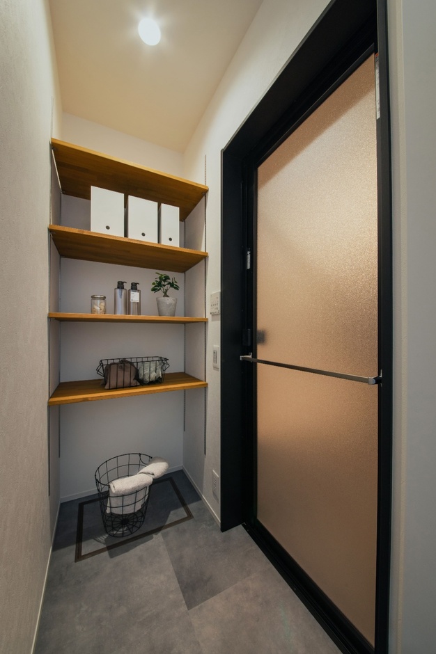 洗面コーナーと分けた約1畳の脱衣スペース。ランドリールームと隣接しているので、洗濯物をすぐに洗濯機に入れられて家事負担を軽減