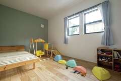 2階の子ども部屋。ファブリックの色もアクセントクロスとコーディネートした