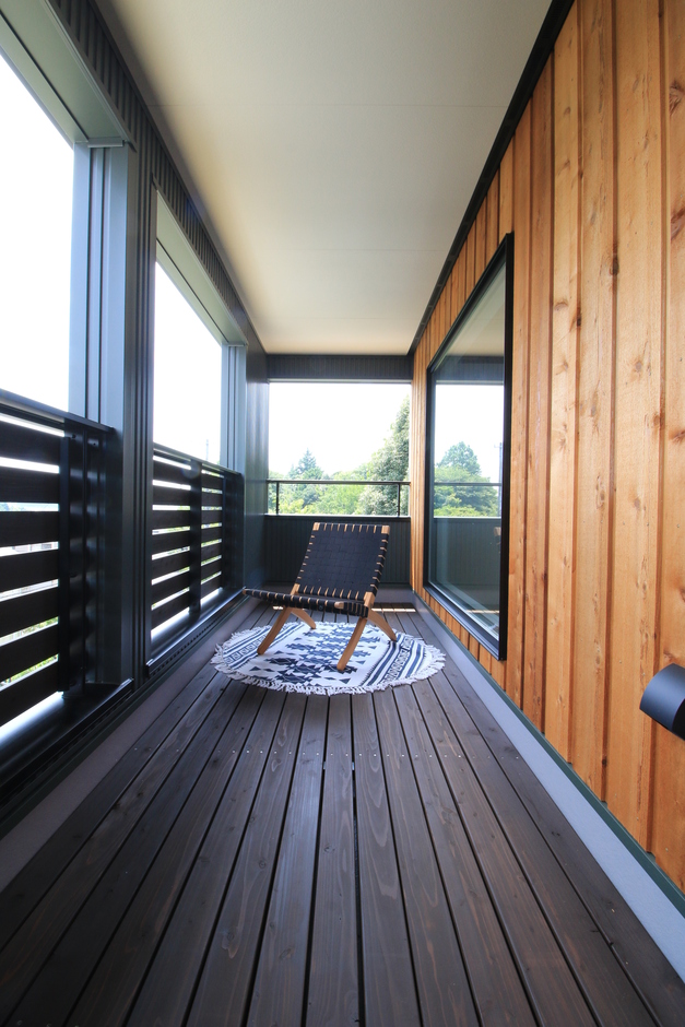 2階のバルコニーは広いスペースを確保し、美しい風景と一つになれる心地よいプライベート空間