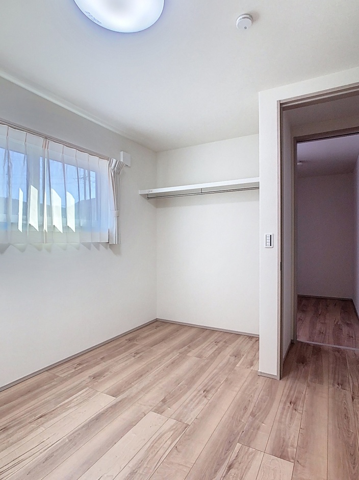2階には主寝室のほか、明るい洋室を2部屋用意。子供部屋やテレワークスペースなど、家族の成長に合わせてフレキシブルに活用いただけます。