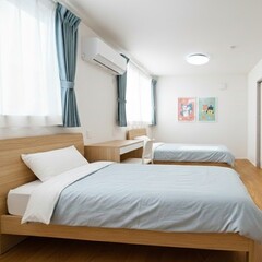 二つのベッドが並ぶ広々とした子ども部屋。ライトブルーのカーテンと壁に飾られたアートがリラックスできる雰囲気を作り出している。【木の花ホーム】