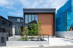 ボックス型の外観はシャープな縦型サッシを採用。ネイビーと木目を組み合わせて温かみをプラスしています。