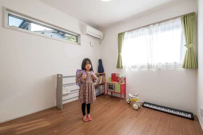 家じゅうで最も日当たりのいい場所に設けた洋室は、現在は長女の部屋。2面採光で明るく、気持ちが前向きになると喜んでいる