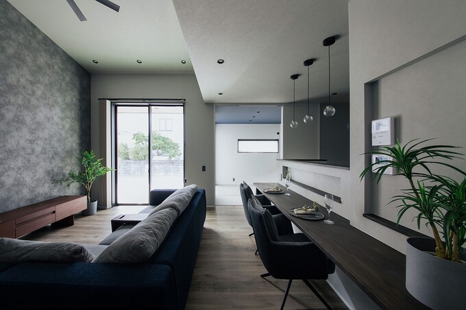 勾配天井のある16畳のLDKはたっぷりの光を取り込み、畳数以上に広く感じられる空間