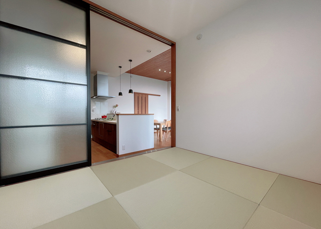 LDKと一体になった4.5帖の畳コーナー。小上がりなので、客間としても使える。洋風建具を使用し、シンプルな造り