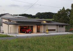 広々とした屋根付きガレージを備えた住宅。車を雨風から守りつつ、外観はモダンで美しいデザインとなっている。【安田住宅｜安田建築設計室】