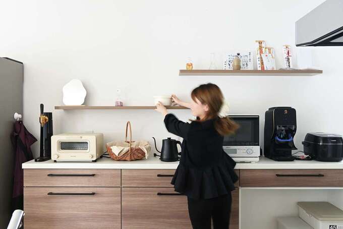 アイランドキッチンの背面には「見せる収納」のテクニックを用い、オシャレ感を演出