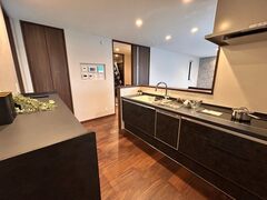 モダンなテイストのシステムキッチン。広いカウンターと収納力が特徴で、カウンター付きのお掃除しやすいキッチンです。