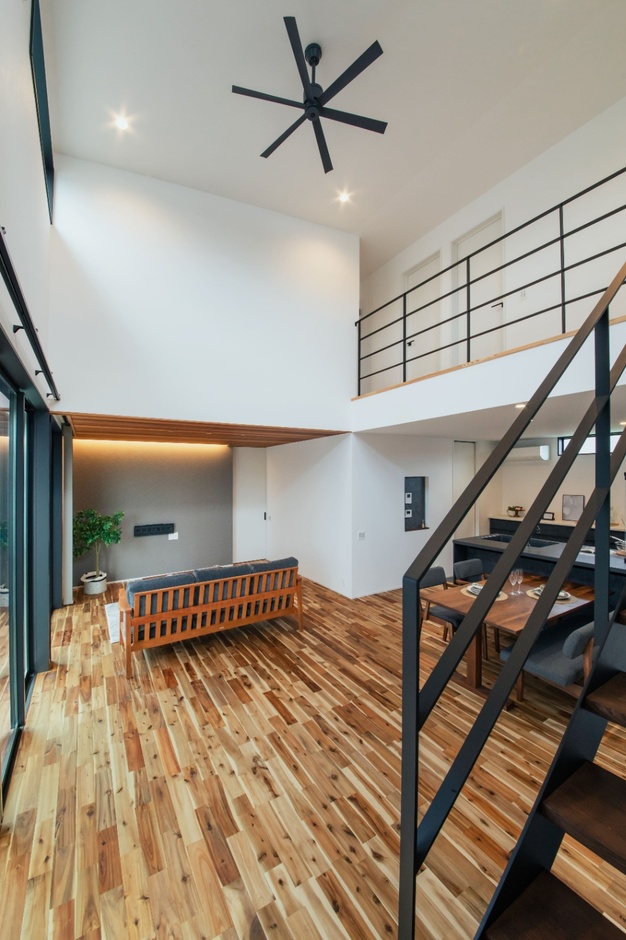 約10畳の吹き抜けは、たっぷりの光を取り込む開放的な空間。シーリングファンによって空気を攪拌し、温熱環境を快適なものに整えてくれる