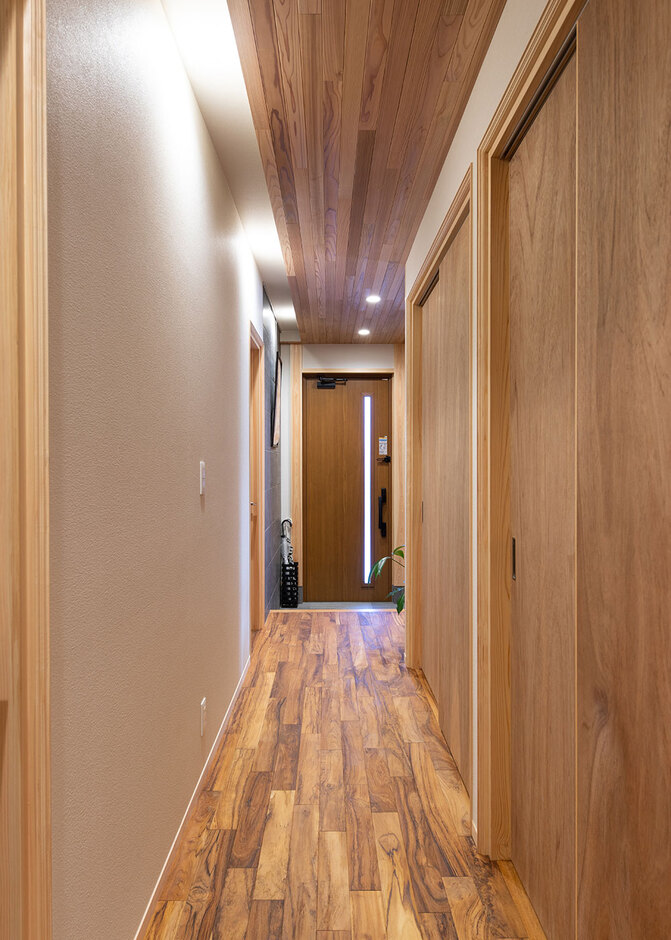 水回りが配された廊下は通路幅を1270ｍｍと広くとり、バリアフリーにも配慮されている