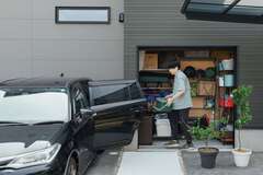 休日には夫婦でキャンプに出かけるTさん。キャンプ道具を収納するためのガレージは、車に荷物を積み込む際にもちょうどいい場所にある【Yamaguchi Design 】