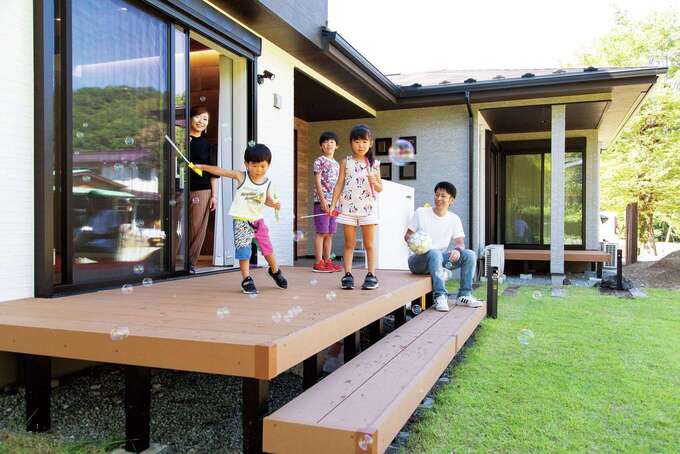 アウトドアリビングとして大活躍のウッドデッキ