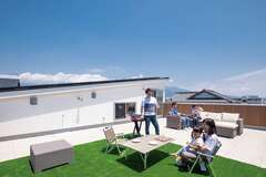 同社の岡宮モデルハウスに一目惚れして採用した屋上庭園はなんと30畳分の広さを誇る。大人全員がお酒好きということもあって、週一でBBQを楽しんでいる。これからは子どもプールやグランピングも楽しめそう♪【イデキョウホーム】