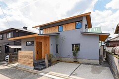 ひときわ目立つ塗り壁のお住まい。【エムズアソシエイツ】