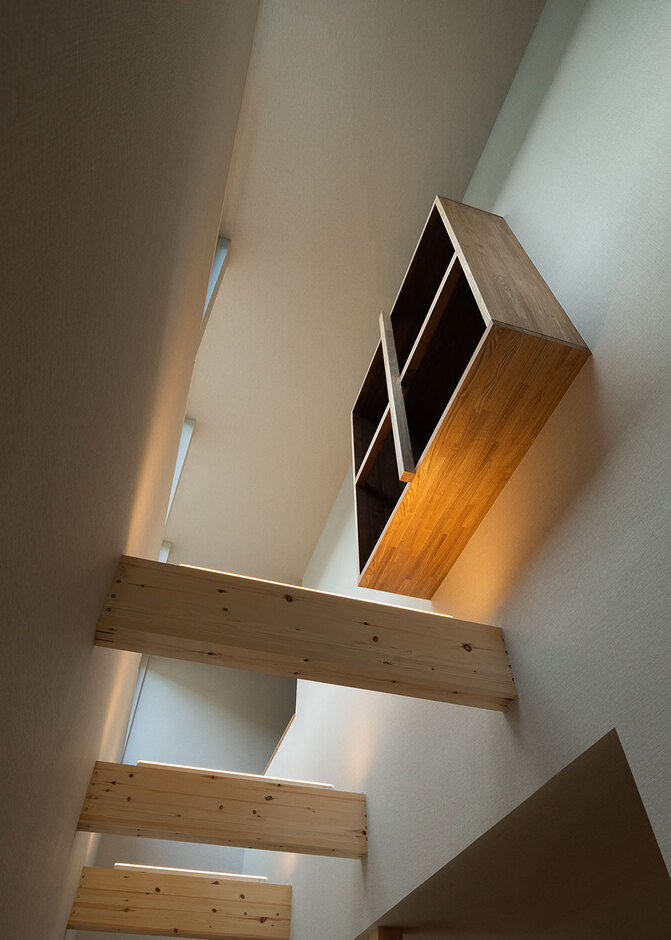 吹き抜けの上には開口部を設ける