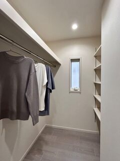 家族皆が使えるファミリークロゼット。洗面、脱衣室の横に配置された間取りは干して取り込むのも楽々です。