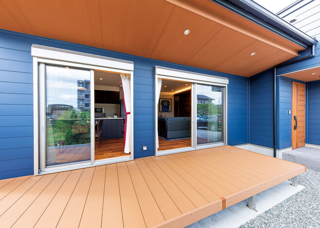 風がよく通りリビングに続く広々したウッドデッキ