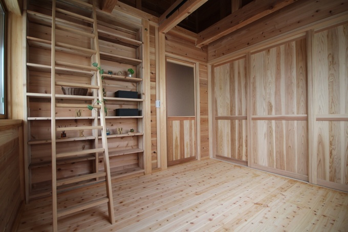 木材を多用した小屋裏収納スペース。多目的に使える広さがあり、シンプルなデザインが魅力的である。