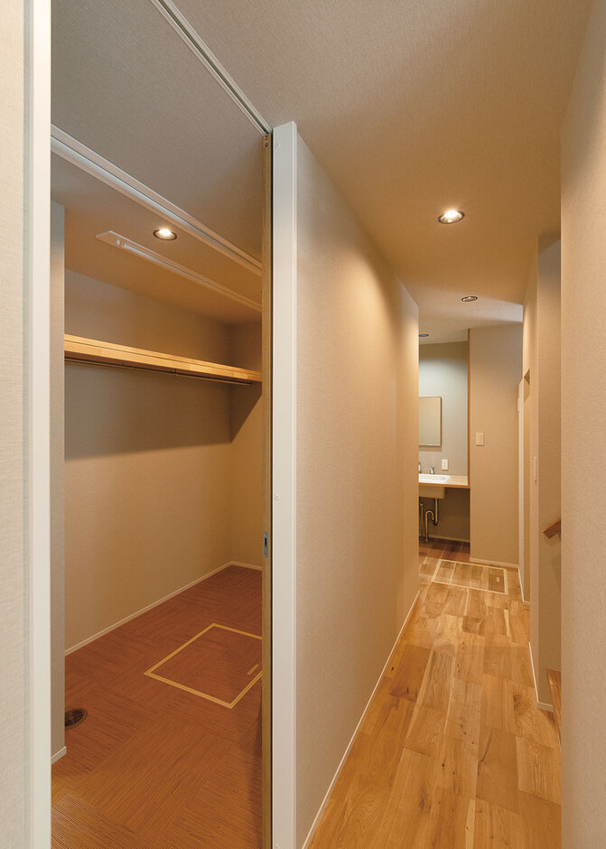 動線の中に収納スペースを取り入れ、効率的に