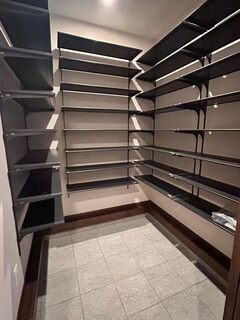 多数の棚を備えたシューズクローク。靴や小物を整然と収納できる広々とした空間で、玄関をすっきりと保ちます。