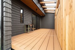 家族でBBQを楽しめる広々としたデッキ。外に洗面を設けているので、後片付けも簡単に行えます。【丸宗建設】