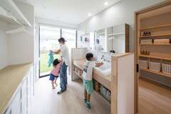 奥さま一番の願いだった日当たりと風通しの良い南面のランドリー。リビング直結の秀逸な動線も備え、湿気の不安のない清潔で使いやすい水回りが完成した。優れた性能と第1種換気で日々の湿気対策も万全。スロップシンク、カウンター、造作棚なども希望通りに【-delphi- デルフィ（藤井建築事務所） 】