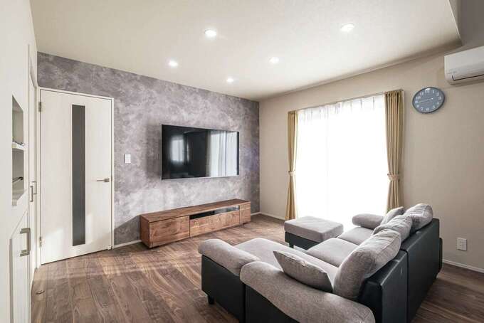 光が降り注ぐリビングは、白＆グレーと木目で統一し、落ち着きのある空間に仕上げた。断熱・気密性が高いため、寒い地域でありながら、エアコンに依存しない、低燃費で健やかな暮らしが叶った