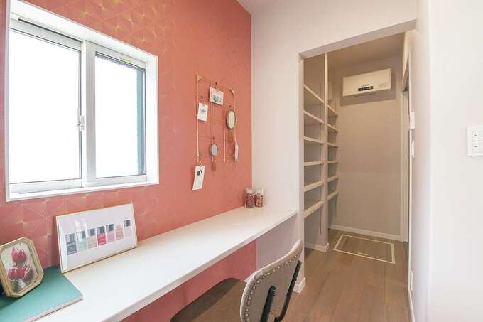 キッチンから洗面コーナーへ抜ける動線に、パントリーと家事コーナーを設けたユーティリティスペース