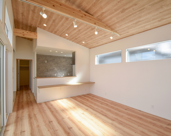中庭からの採光と勾配天井で、平屋でありながら明るく開放感のある空間を実現しました。
