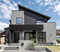 黒を基調とし、片流れ屋根と立体的に組み合わさった水平ラインがモダンな印象の、存在感のある外観。【サーラ住宅 豊橋支店】