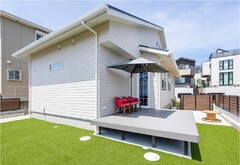 アメリカンテイストの外観は、爽やかで重厚感のあるデザインが魅力。外壁や窓のディテールにこだわり、海外の住宅のような雰囲気を演出しています。さらに、夏場でも日陰ができるよう設計されたウッドデッキスペースは、家族での団らんやアウトドアリビングとしても活躍。見た目の美しさと実用性を兼ね備えた屋外空間です。