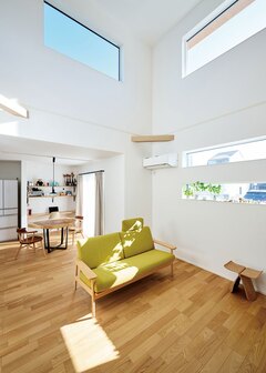 19.5畳のLDK。8畳分の吹き抜けからたっぷりの自然光が差し込む【ユートピア建設】