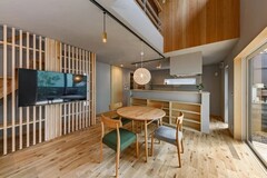 こだわりの造作家具、TVボード兼用の木製格子等を設置。【エムズアソシエイツ】