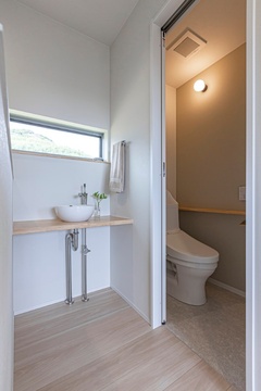 2階トイレ横に洗面スペースを設置【BASIS HAUS+ / ベイシスハウス】