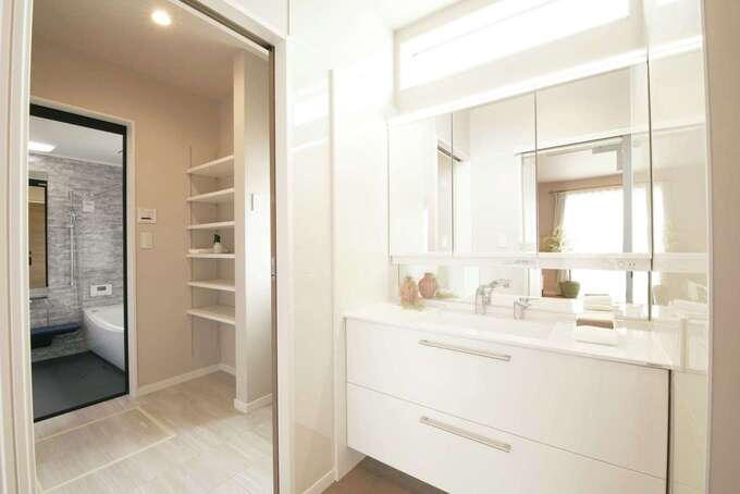 洗面コーナーと脱衣所を分けることで、気兼ねなく同時に使用可能に