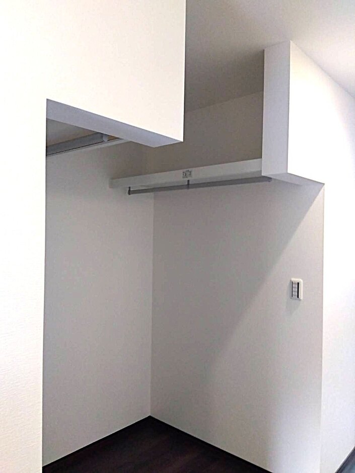 コンパクトなクローゼット空間。扉をつけず荷物の出し入れを便利に。