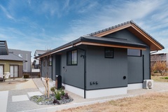 シンプルでスタイリッシュな平屋の外観。外壁は耐久性のある素材を使用し、洗練されたデザインが魅力である。【アンシンハウズ（アンシン建設工業）】