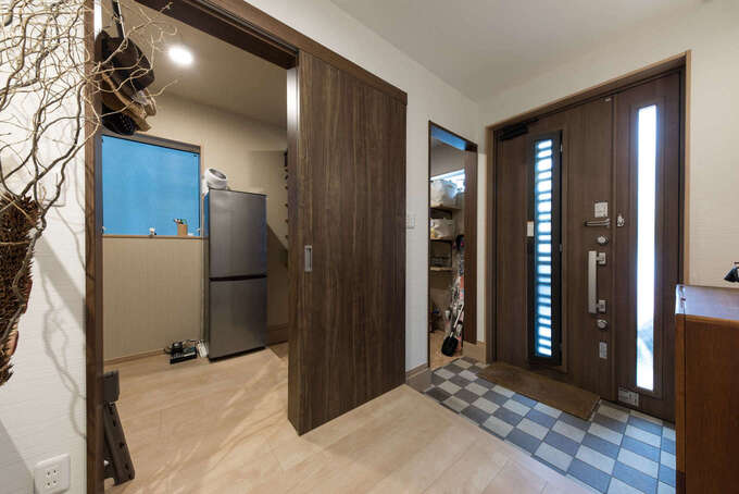 市松模様のタイルが目を引く玄関はゆったりとした広さ。ほぼ同じ広さの土間収納が併設され、こちらは家族用の玄関に