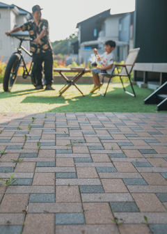 庭の3分の1のスペースをタイル張りに