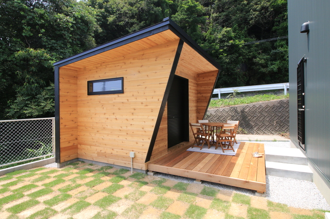 庭には今人気の「小屋」を併設。趣味の空間やオフィスなど、目的に合わせて自分らしくカスタマイズできるのが魅力