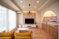 ジャパンディスタイルでまとめた温かみのあるリビング。テレビ背面の木製ルーバーがアクセントになっています。