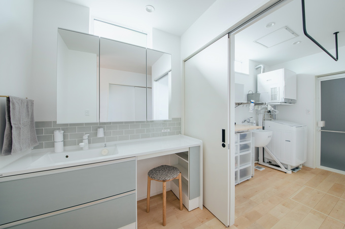 帰宅後、すぐ手洗いができる場所に洗面所を配置。ランドリールームを兼ねた脱衣室ともつながっている