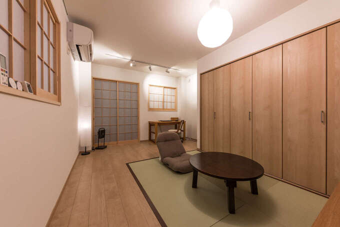 ご主人の仕事部屋はフラットな畳スペースと障子窓で和の設えに。奥の障子の向こうには来客とお茶を楽しむスペースが設けられている