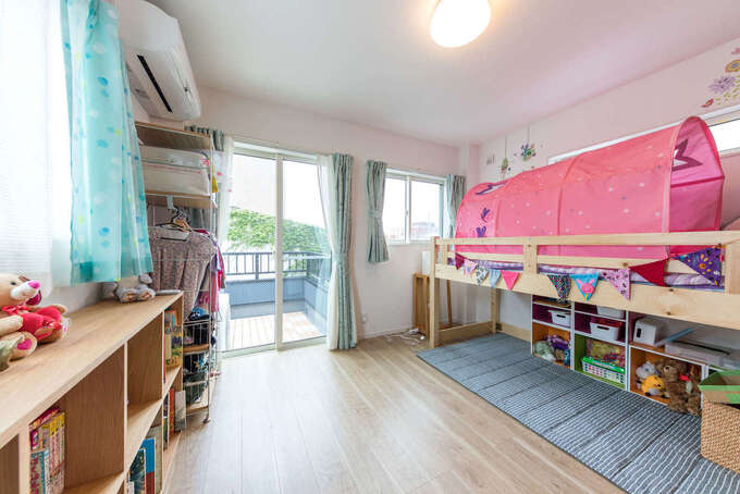 6.8畳が2間続く子ども部屋。女の子ふたりなので、仕切り戸ではなく収納用の棚で空間を仕切って使う予定