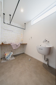 ポイントはスロップシンク・アイアンのハンガーパイプ・アイロンがけスペース、洗濯物はここで完結‼