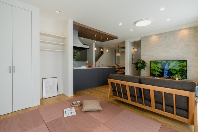 リビングは西側を広く取り、畳スペースとして活用。お子様が小さいうちはキッズスペースにもなります。