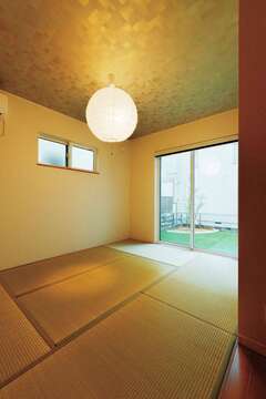 庭に面した和室は落ち着いた設えに。庭で遊ぶ長男を見守る際に、長女を安心して寝かしつけておける便利な空間【アイワホームサービス】