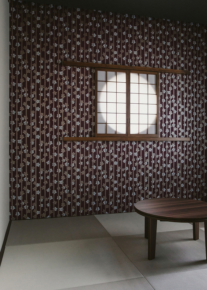 丸窓と障子、着物柄のクロスを採用した情緒豊かな和室