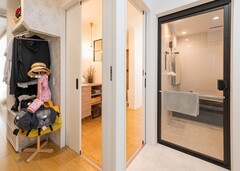 引き戸を開ければ空間が開放的につながり、家族の生活リズムに合わせて柔軟に対応できる家事ラク動線です。【アッシュホーム】