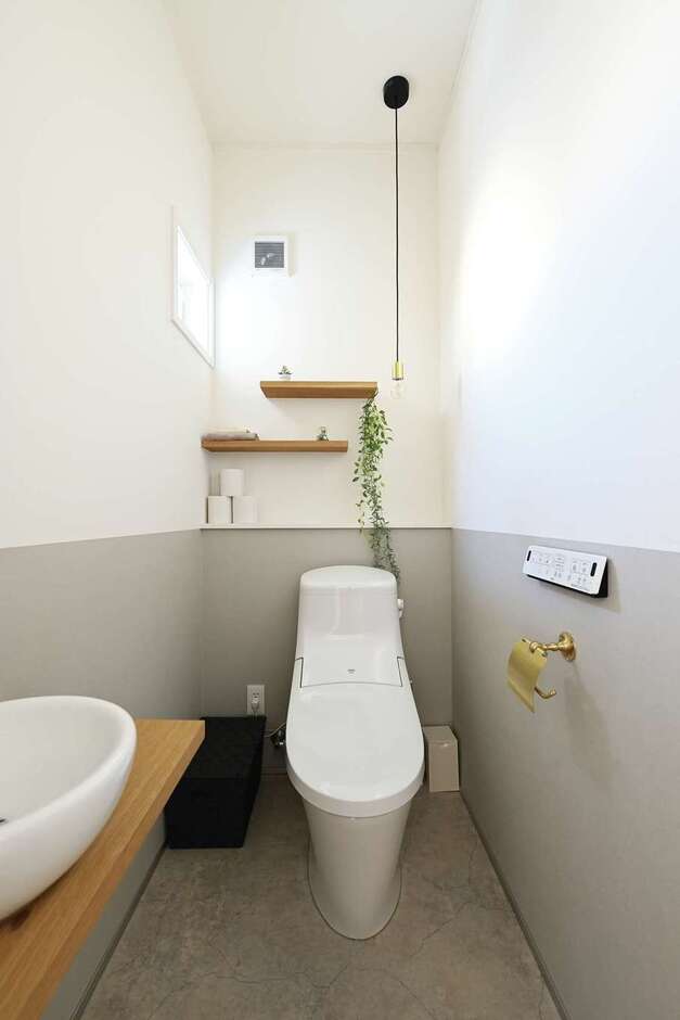 ツートンの壁や木のシェルフで、トイレにも北欧のナチュラルインテリアを実践